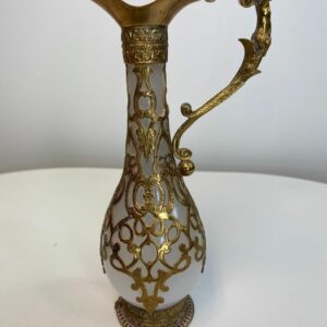 Dekanterflasche aus weißem Opal mit Kupferbeschlägen - Glas, Kupfer, Vergoldet