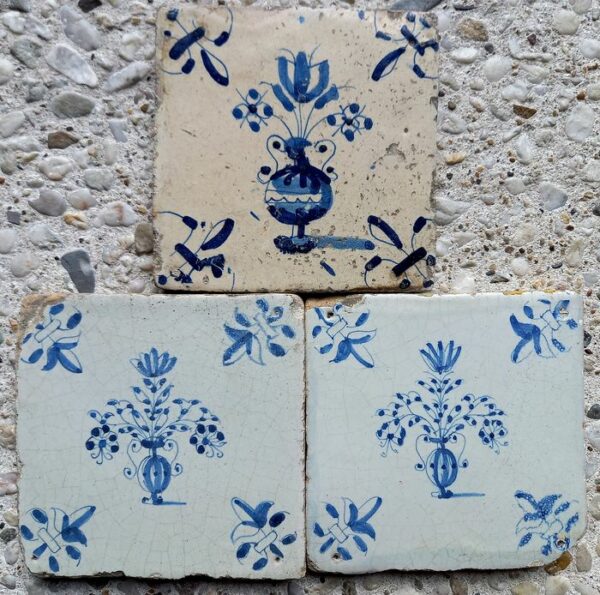 3 antike blaue Delfter Fliesen mit Blumenvasen. - Töpferware