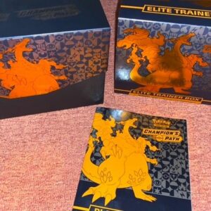 The Pokémon Company - Kasten Champion's Path Elite Trainer Box Charizard V Card + Other Vmax & Holo Cards