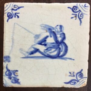Antike Delfter Fliese mit einer allegorischen Darstellung eines Fischerpaares 1630-1650. (1) - Töpferware