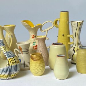Eine Reihe von Vintage-Vasen. 12 Artikel. A.o. Bay, Scheurich Foreign, Westdeutschland
