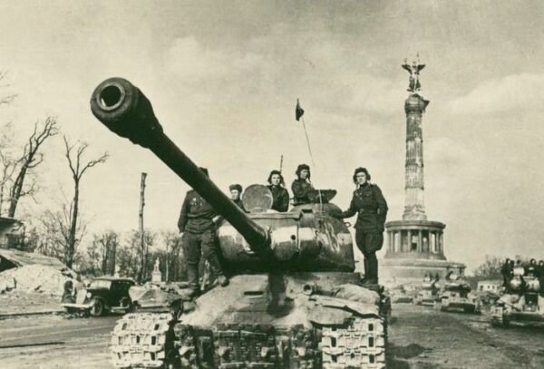 Unknown - Soviet troops in front of the Victory Column, Berlin 1945