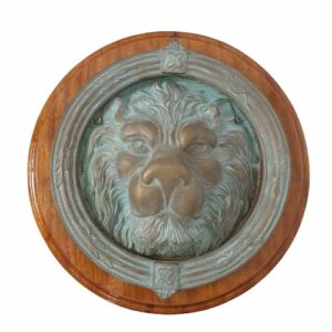 Großer bronzener Türklopfer Löwenkopf auf Holztafel - Bronze, Holz - Zweite Hälfte des 20. Jahrhunderts