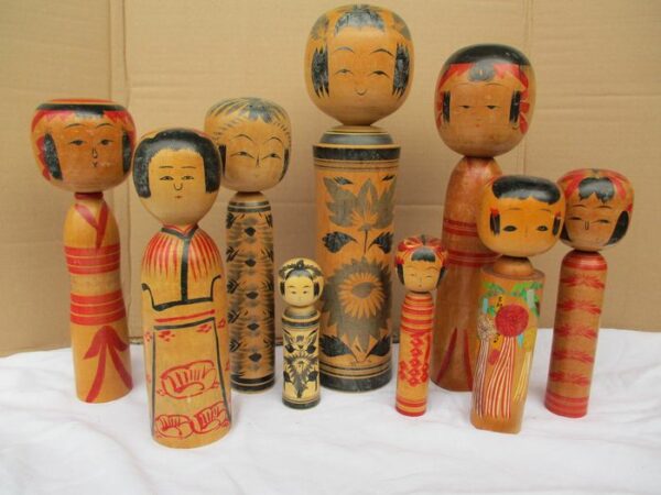 Neun große traditionelle japanische Kokeshi-Puppen - signiert