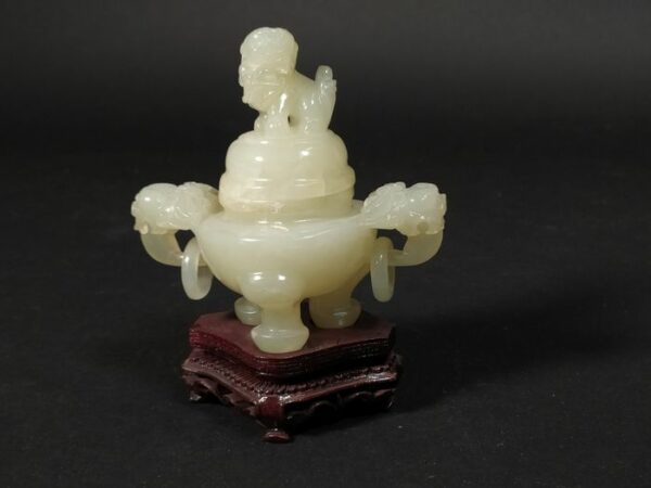 Behälter mit Seitenringen und Deckel - Bowenit - China - Zweite Hälfte des 20. Jahrhunderts