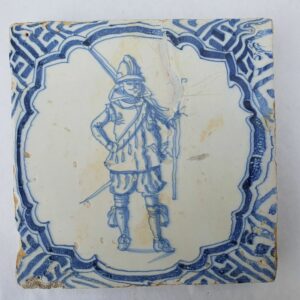 Antike Fliese mit Soldat im Mäander (1) - Töpferware