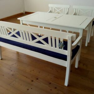 Vierteilige Terrassenmöbel von Skagerak: Bank, zwei Sessel und ein Tisch mit Kissen (4) - Zeitgenössisch - Legno Laccato bianco - Ende des 20. Jahrhunderts