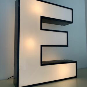 XXL Metall Tischlampe mit Kunststoffeinsatz in Form des Buchstabens E.