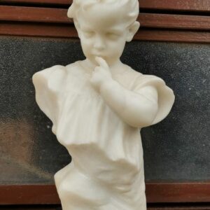 Halbe Büste eines Kindes - Weißer Carrara-Marmor, Thassos-Qualität. - Anfang des 20. Jahrhunderts