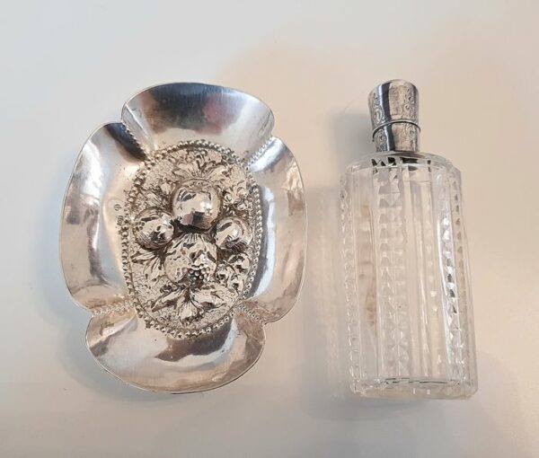 Silberne Schale mit Kristallparfümflasche - .800 Silber - Niederlande und Deutschland - Zweite Hälfte des 19. Jahrhunderts