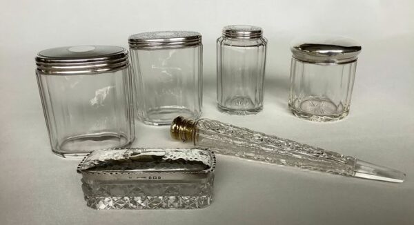 Verschiedene Schminktischgefäße mit silbernen Kappen (6) - Kristall / Glas / Silber - England - Ende des 19. Jahrhunderts
