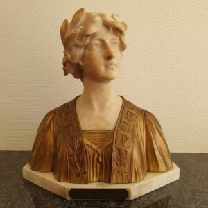 Gustave van Vaerenbergh (1873-1927) - Büste, Porträt einer jungen Dame - 43 cm (1) - Bronze, Marmor - Anfang des 20. Jahrhunderts