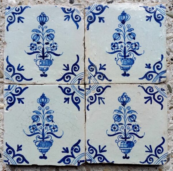 4 Delfter blaue Fliesen mit Blumenvasen. - Töpferware