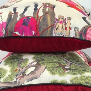 "Gesamtblick" | Manuel Canovas "Les cavalier Lin" Stoff | Set mit vier Kissen