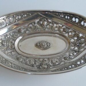 Ajour gesägte handgemachte florale dekorierte und gehämmerte Silberschale - .800 Silber - Gustav Hauber - Deutschland - Anfang des 20. Jahrhunderts