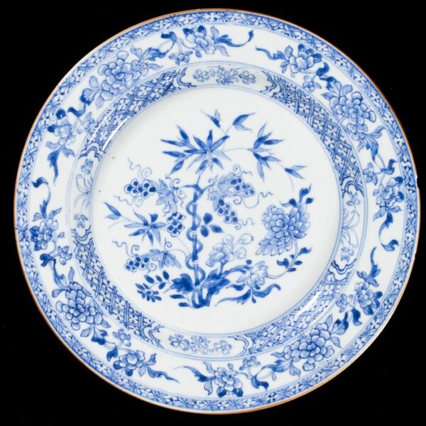 Teller mit blau-weißer Bambus- und Blumendekoration (EX PHILLIP'S AUCTION) - Porzellan - China - 18. Jahrhundert