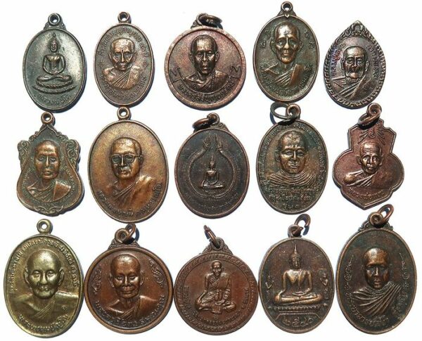 Amulette aus Klöstern in Thailand: berühmte Mönche, Buddhas (15) - Kupfer, Messing - Thailand - Ende des 20. Jahrhunderts