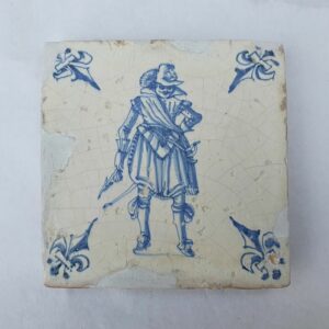 Antike Fliese mit einem Soldaten mit einer Lilieecke (1) - Töpferware