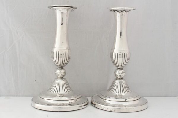 Kerzenständer, Ein Paar Kerzenhalter von George III (2) - .925 Silber - John Green, Roberts, Mosley & Co, Sheffield - England - 1802