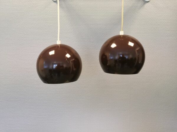 Unknown - Deckenlampe, Ein Paar "Kugellampen" in schokoladenbrauner Lackierung - "Ball"