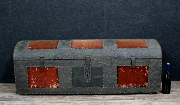 Seltene gehämmerte Eisenkiste mit Wandteppich-Cabochons - Samt, Eisen - XVIII / XIX