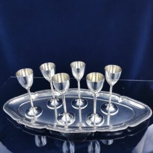 Tablett, Tasse, Tassen mit Tabletts, verziert mit Pflanzenornamenten - .800 Silber - Österreich - Ende des 19. Jahrhunderts