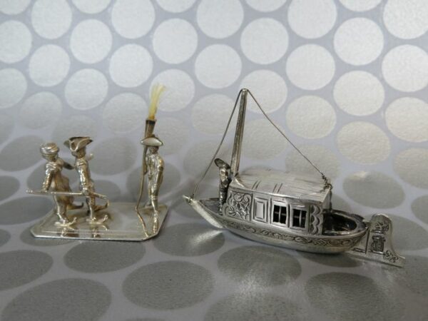 Miniatur-Skatefahrer mit Kehrmaschine und Schleppboot (2) - .833 Silber - Jan Sybrand Zwanenburg, Sneek - Niederlande - Zweite Hälfte des 19. Jahrhunderts
