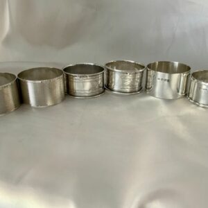 Zwei Paar Serviettenringe aus Sterlingsilber zusammen mit zwei anderen (6) (6) - .925 Silber - Großbritannien - Erste Hälfte des 20. Jahrhunderts