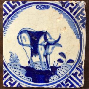 Antike holländische Renaissancefliese mit dem Bild eines Stiers um 1625. (1) - Renaissance-Stil - Töpferware