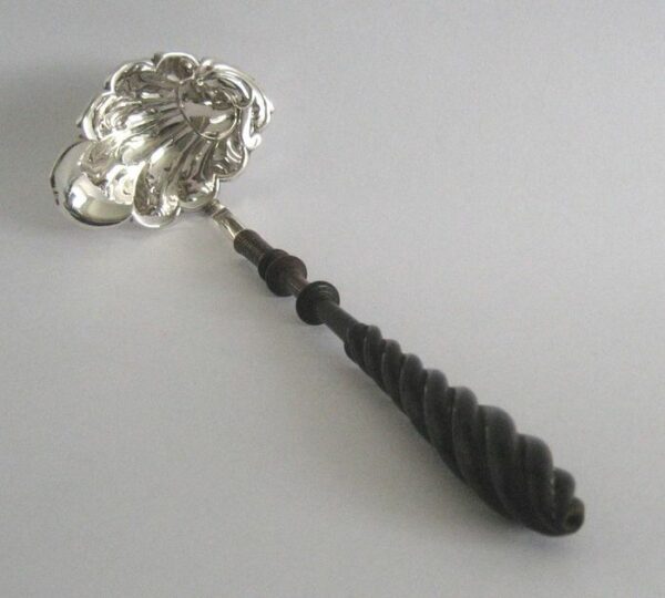 Silberner Schüssellöffel mit gedrehtem Holzgriff Jl. 1874 - .833 Silber - Niederlande - 1874