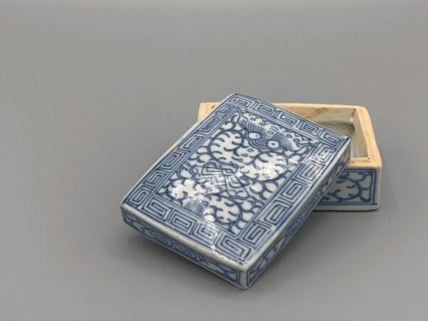 Kasten (1) - Blau und weiß - Porzellan - Blumen, Fabelwesen - Blue and White porcelain box with Chinese inscriptions - China - 19. Jahrhundert