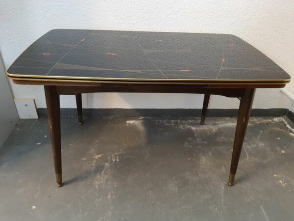 1950er Couchtisch mit dekorierter Glastischplatte