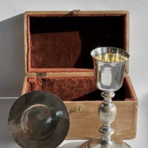 Kelch und Patene in ihrer Holzkiste - Silber, Versilbert - Mitte des 19. Jahrhunderts