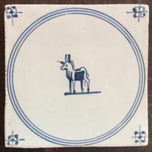 Antike friesische Fliese, die ein Einhorn darstellt, Zeitraum 1750-1800. (1) - Töpferware