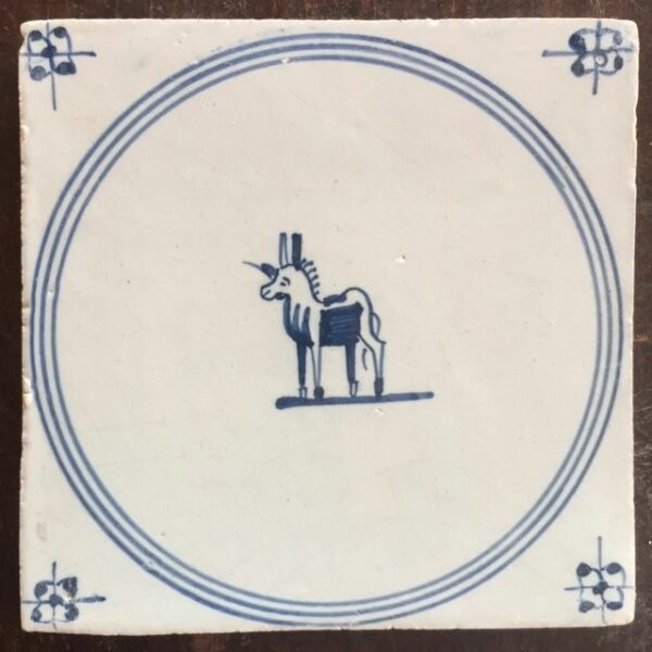 Antike friesische Fliese, die ein Einhorn darstellt, Zeitraum 1750-1800. (1) - Töpferware