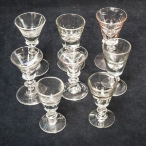 Eine seltene Sammlung von acht "Gastwirtgläsern" oder "Toastmastergläsern" in einwandfreiem Zustand. - Glas