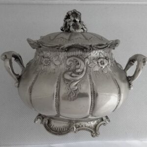 Zuckerdose, Fein von Hand ziselierter, bedeckter Zuckertopf - .800 Silber - Dabbene - Milano - Italien - Erste Hälfte des 20. Jahrhunderts