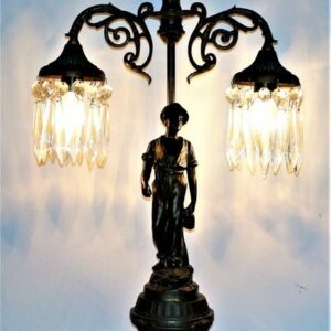 Stehende antike Lampe mit 48 cm hoher Mannfigur - Rohzink, Zamak-Legierung - 1910-1920